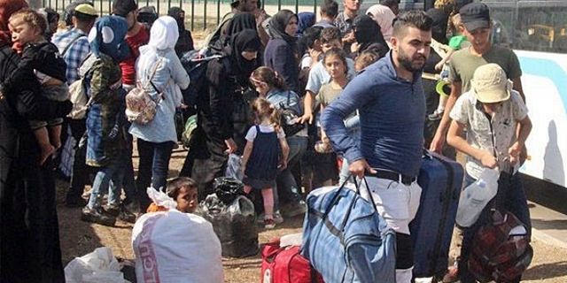 Suriyeli göçmenler güvenli bölgeye yerleştiriliyor