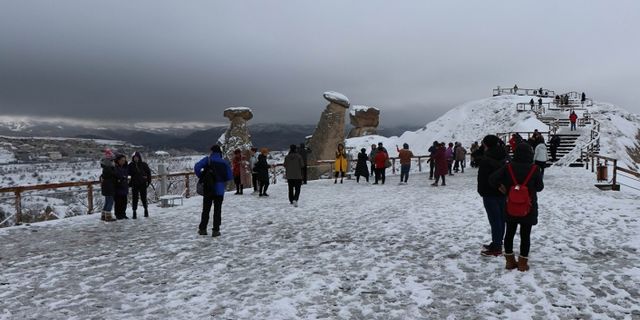 Çinli turistler  Kapadokya’da  karın keyfini çıkardı