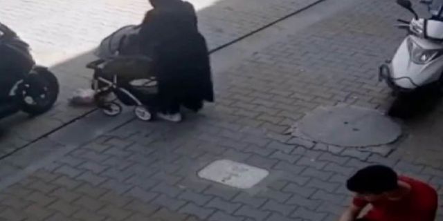 Dalgın anne, yere düşürdüğü bebeğinin üstüne bastı: O anlar kameralara yansıdı!