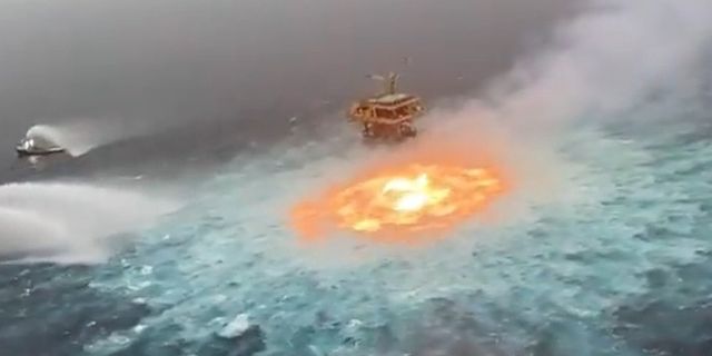 Meksika Körfezi'nde denizde yangın çıktı!