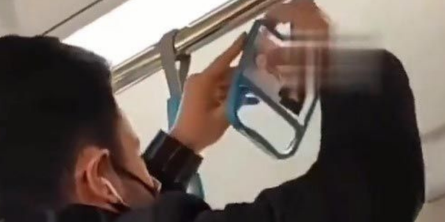 Marmaray'da ilginç olay! Genç yolcu tutunma aparatındaki Erdoğan afişini parçaladı!