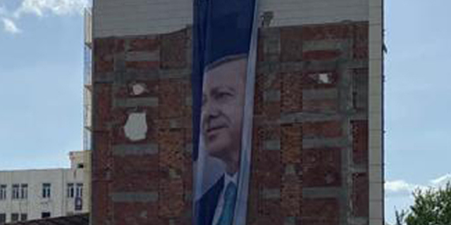 65 kişinin can verdiği otelin karşısına Erdoğan’ın gülümseyen fotoğrafını astılar