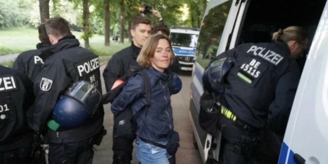 Almanya'da Sol Parti milletvekili kelepçelenerek gözaltına alındı