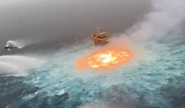 Meksika Körfezi'nde denizde yangın çıktı!