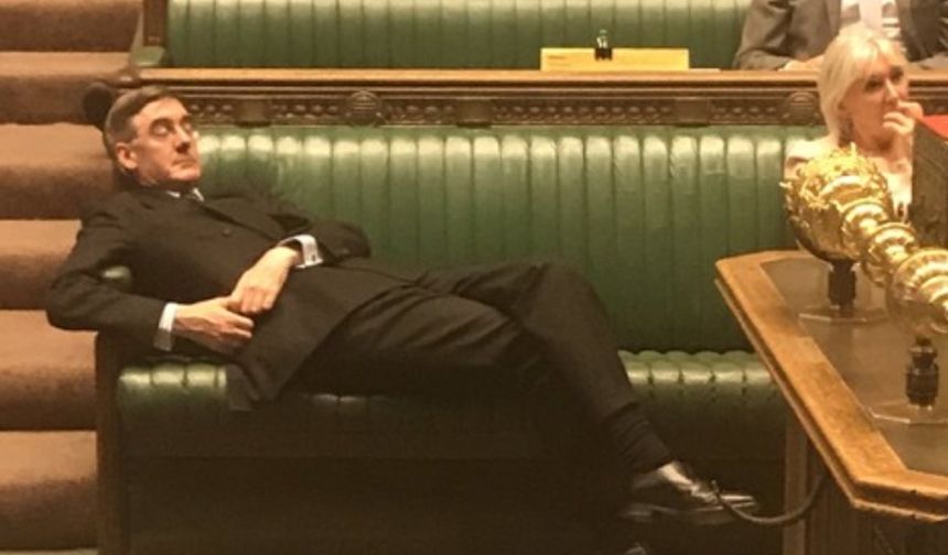 İngiliz parlamentosu 'şezlong oturuşuyla' birbirine girdi