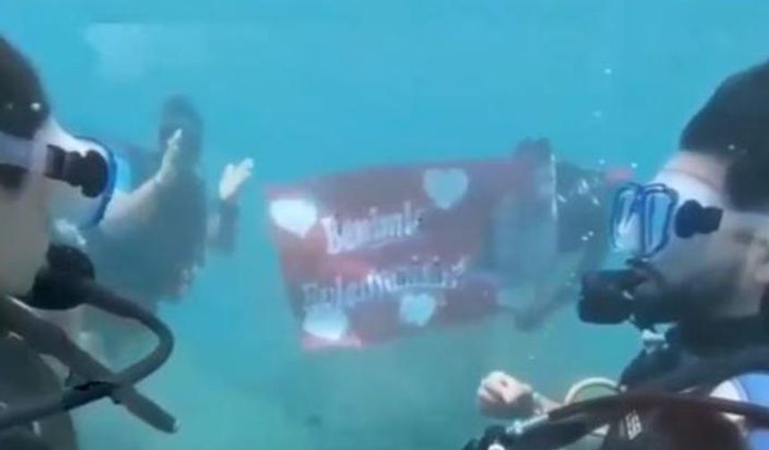 Denizin 21 metre altında evlenme teklifi! (Video haber)