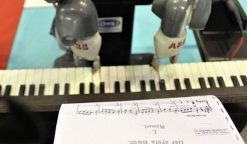 Fazıl Say'a rakip geldi!.. 'Robot Piyanist'