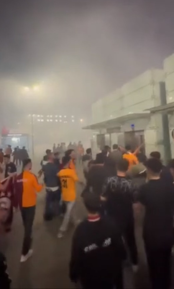Galatasaray'ın şampiyonluk kutlamalarında HÜDA PAR gerginliği! Yakmaya çalışınca ortalık karıştı!
